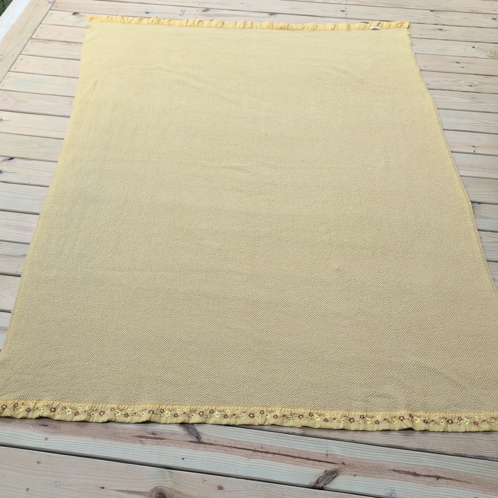VTG SEARS POLYESTER WAFFLE WEAVE Yellow w  Flowers SATIN TRIM BLANKET Twin